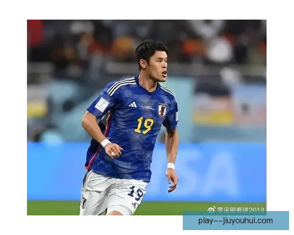 酒井宏树高举亚冠奖杯庆祝胜利时刻的精彩瞬间